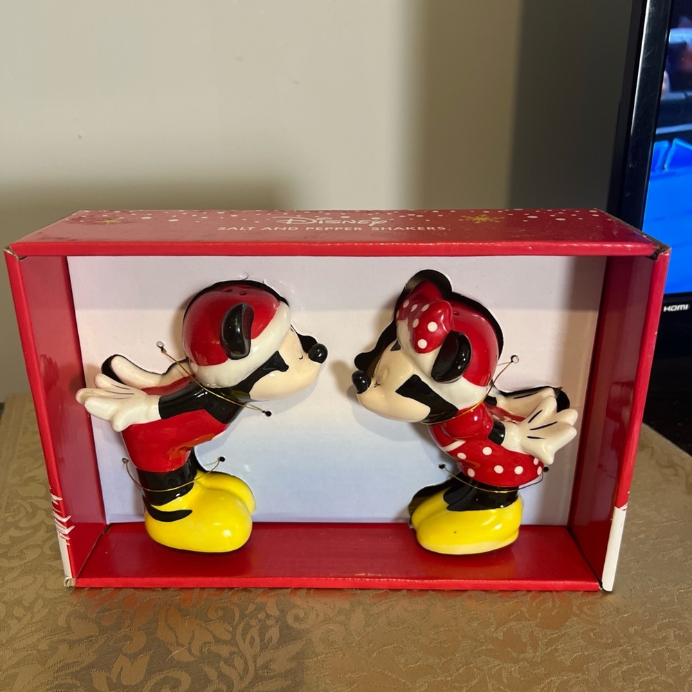 Disney Salt and Pepper Shakers Mickey and Minnie Mouse Kissing Christmas New - Picture 1 of 8